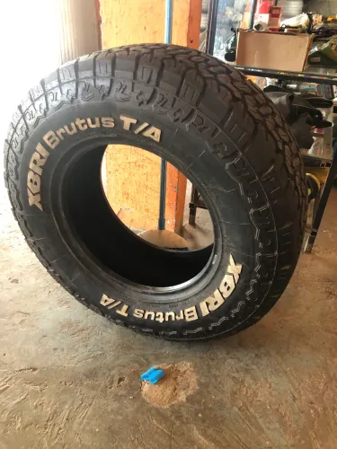 Vendo pneu xbri brutus top novo!!!