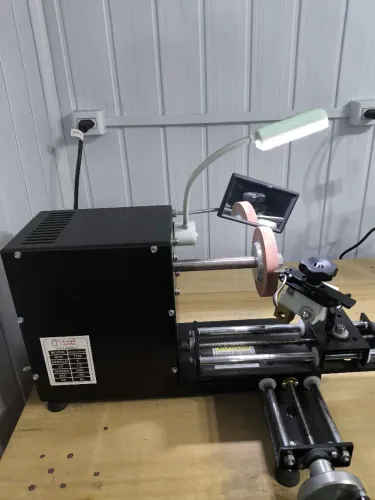 Vendo máquina de afiar alicates de cutícula semi nova 