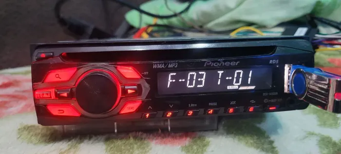 Rádio toca CD Pioneer
