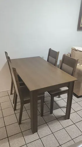Mesa de jantar com 4 cadeiras