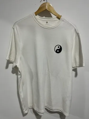 camisa branca com estampa atrás