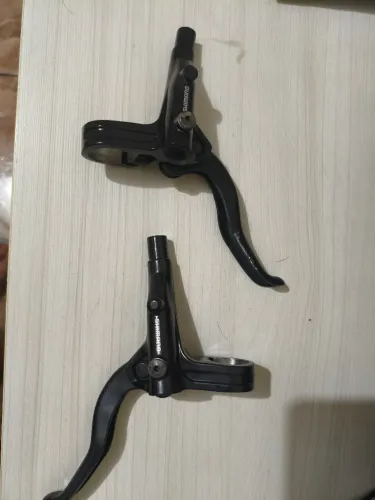 Par De Manetes Shimano Mt401  Ergonomia De 2 Dedos E