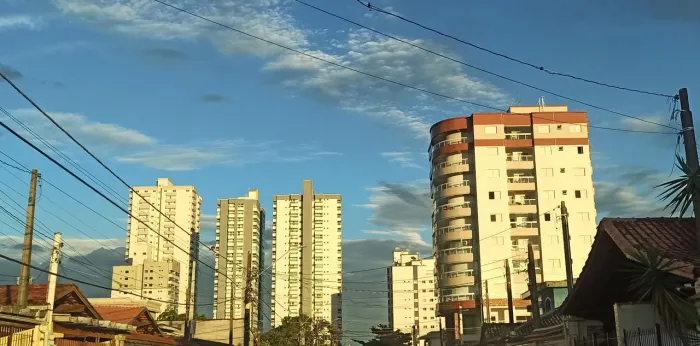 Locação fixa excelente casa geminada a 400 metros do mar Maracanã/Praia Grande. 