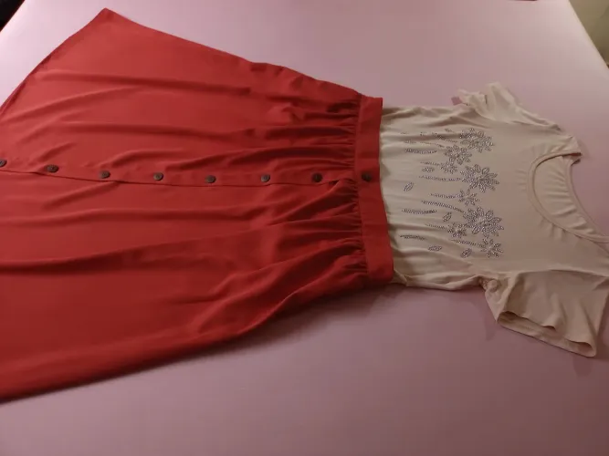 Conjunto de saia e blusa..