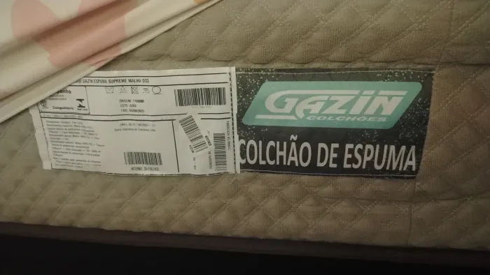 Estou vendendo colchão,cabeceira e base, no precinho,tem 9 mês de uso, aceito cartão tbm ,