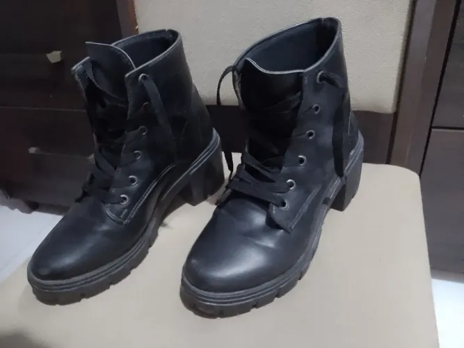 Bota coturno com salto 35
