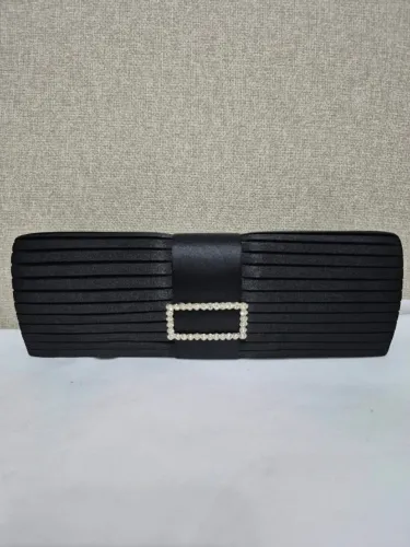 Clutch de festa preta em cetim plissado