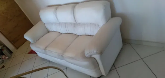 Sofá couro 3 lugares