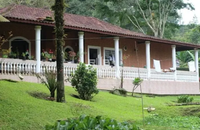 Casa (Em condomínio), com 3 quartos e 2 banheiros à Venda, 700 m² em Juquitiba/SP