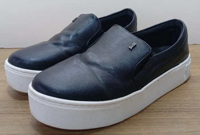 Tênis slip on Santa Lolla preto 37 - contém marcas de uso