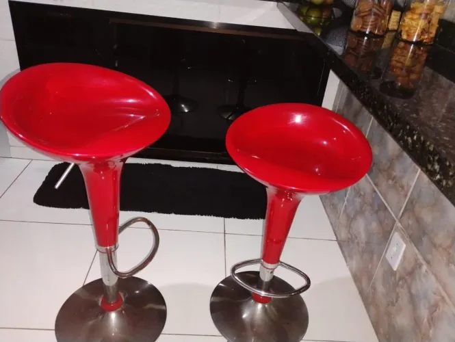 Bancos de ferro pra balcão em perfeito estado.