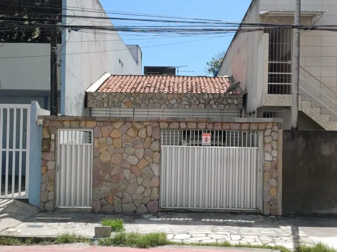 ALUGA-SE CASA EM SANTO AMARO - 2 SALAS 3 QUARTOS 1 SUITE 02 GARAGENS