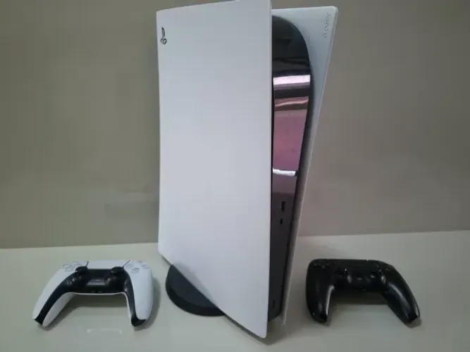 PS5 e dois controles
