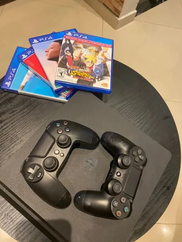 PlayStation 4 Slim 1TB em ótimas condições + Bônus 2 Controles (1 Original) e 4 jogos