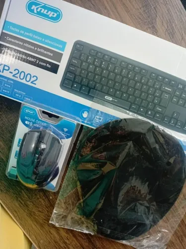 KIT TECLADO COM FIO, MOUSE SEM FIO e MOUSE PAD