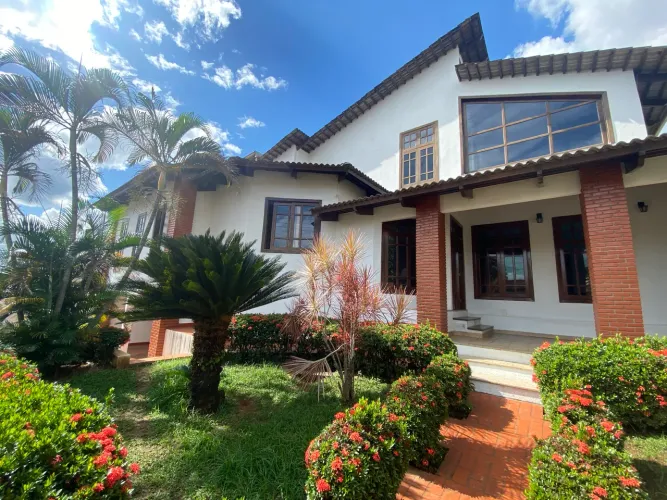 Casa de 2 pisos - ideal para empresas/atividade comercial