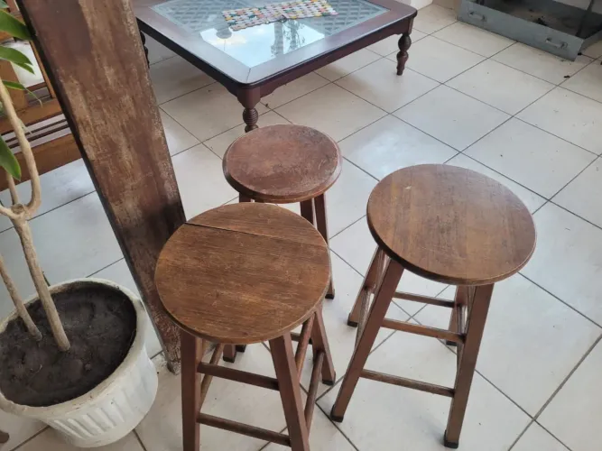 3 banquetas de madeira