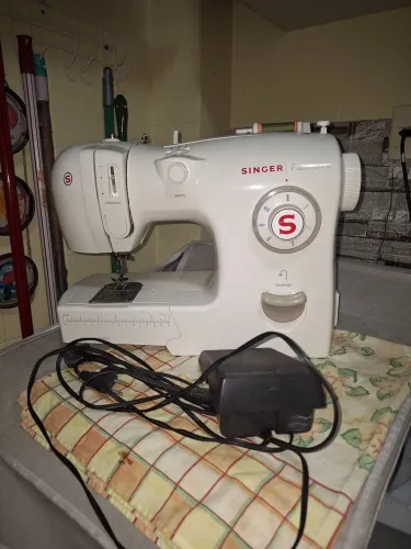 Máquina de Costura Singer Fashion 4205 - 110V - Excelente Estado