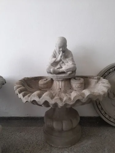 Fonte meia concha Buda meditação