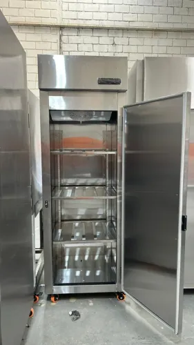 Geladeira industrial sob encomenda para carnes, verduras e salgados (d)