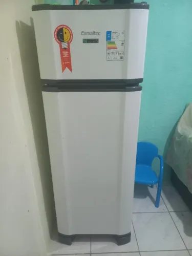 Geladeira esmaltec gelo seco branca com 5 meses de uso com nota fiscal