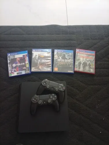 PS4 slim/ 2 controles / 4 jogos