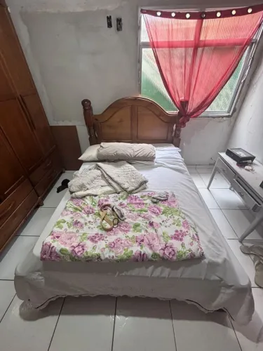Vendo Cama Casal de Madeira muito boa