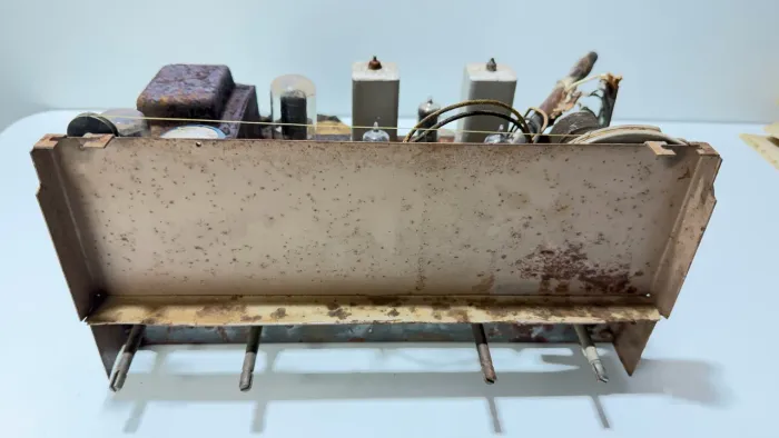 Chassis antigo de rádio Válvulado