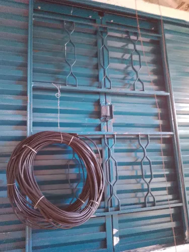 Janela veneziana 1.00 por 1.20 com grade embutida