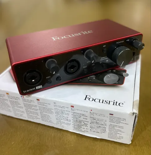 Interface Focusrite 2i2 (com plastico)