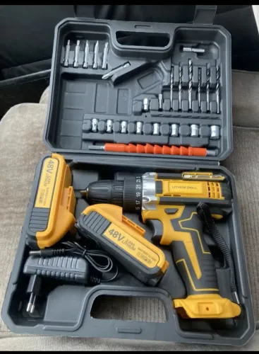 Vendo Parafusadeira/Furadeira  velocidade variável com 2 baterias recarregáveis 