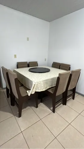 Mesa com 8 cadeiras