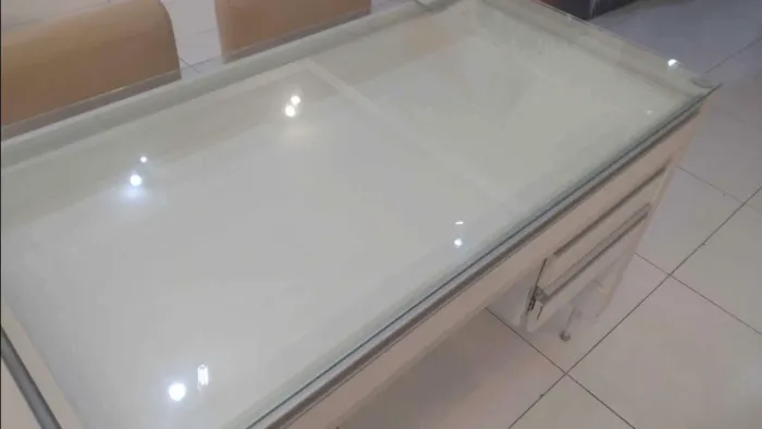 Mesa madeira maciça e tampo de vidro