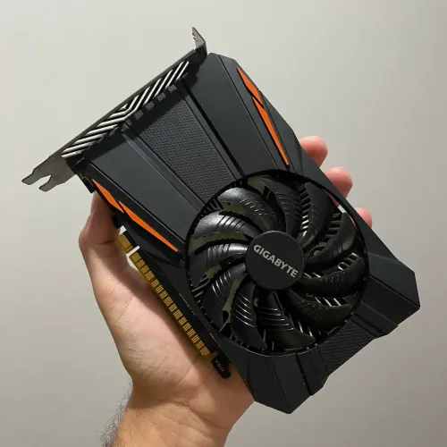 Placa de Vídeo GTX 1050 2GB GDDR5 128 Bit Gigabyte - GPU com Ótimo custo-benefício!