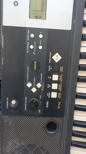 Teclado Yamaha semi-novo