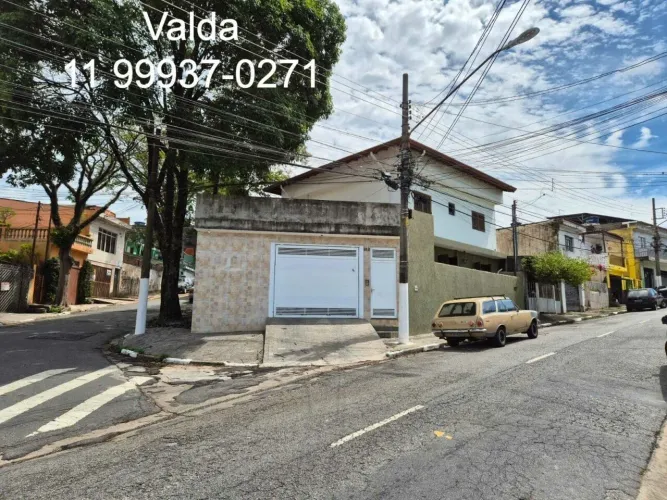Casa térrea para alugar com 4 dormitórios sendo 2 suítes, 3 banheiros e 4 vagas. Boa local