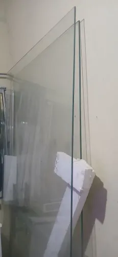 Duas portas lindas de vidro , com puxador e com as chaves ?
