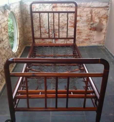 Cama de solteiro antiga em metal