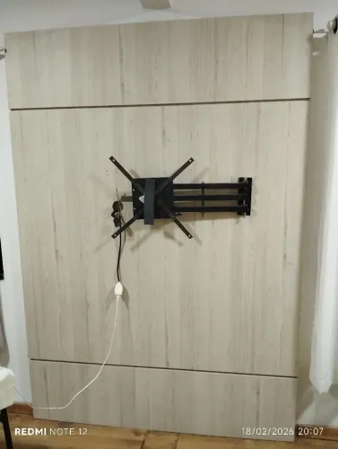 Vendo painel de MDF medindo 1600 x 2300 com suporte articulado para tv tudo por apenas 300