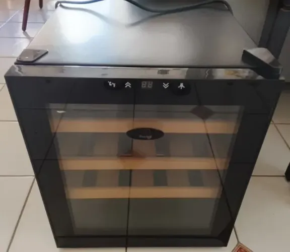 Adega para bebidas com controle de temperatura, estragada para consertar, apenas 180 Reais