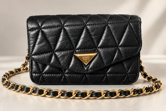Bolsa Schutz Preta Matelassê com Corrente Dourada