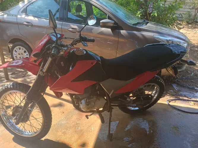 Vendo excelente moto toda revisada pneus novos nada a fazer