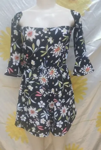 Macacão Floral Curto Manga Flare Tam M