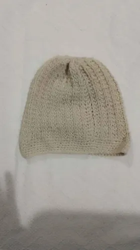 Touca de tricô sem uso, cor bege 