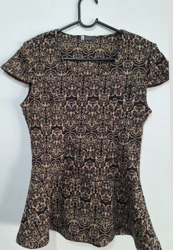 Blusa estampada arabescos fundo preto peplum