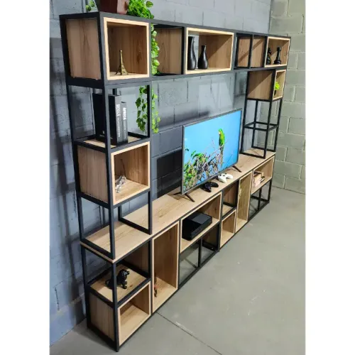 Estante estilo industrial com espaço para TV
