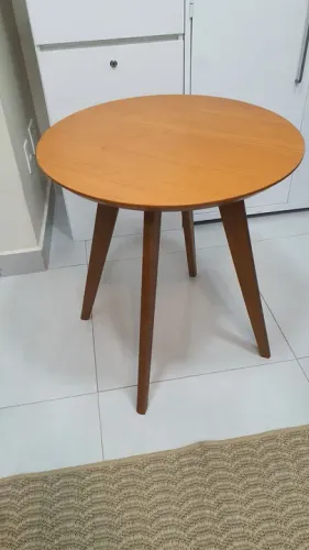 Mesa lateral em madeira