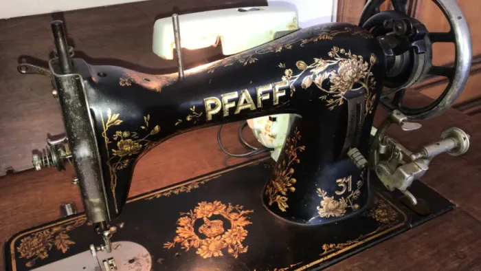 Máquina de costura antiga PFPAFF modelo 31 completa com gabinete