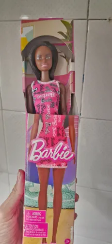 Boneca Barbie Basica negra nova
