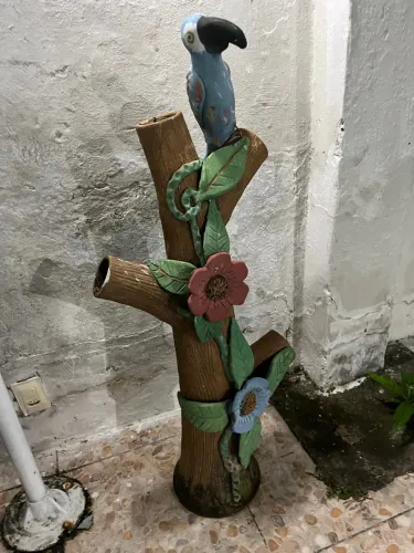 Escultura de Arara em Tronco Decorativo